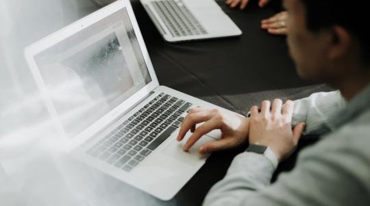 7 errores al comprar una laptop usada en Ecuador (y cómo evitarlos)