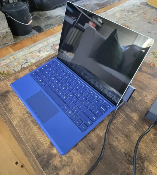 Laptop Microsoft Surface Pro 4 12.3” Touch Core i5-6300U | 8GB RAM | 240GB SSD | Teclado incluido